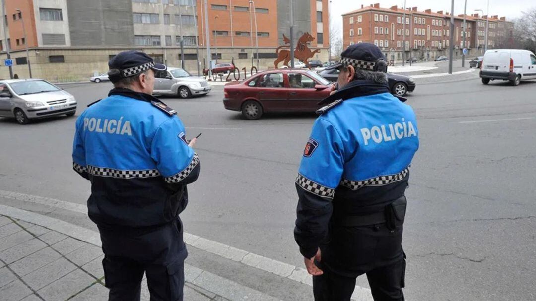 Dos agentes de la Policía municipal vigilan el tráfico en la glorieta de la Plaza de Toros