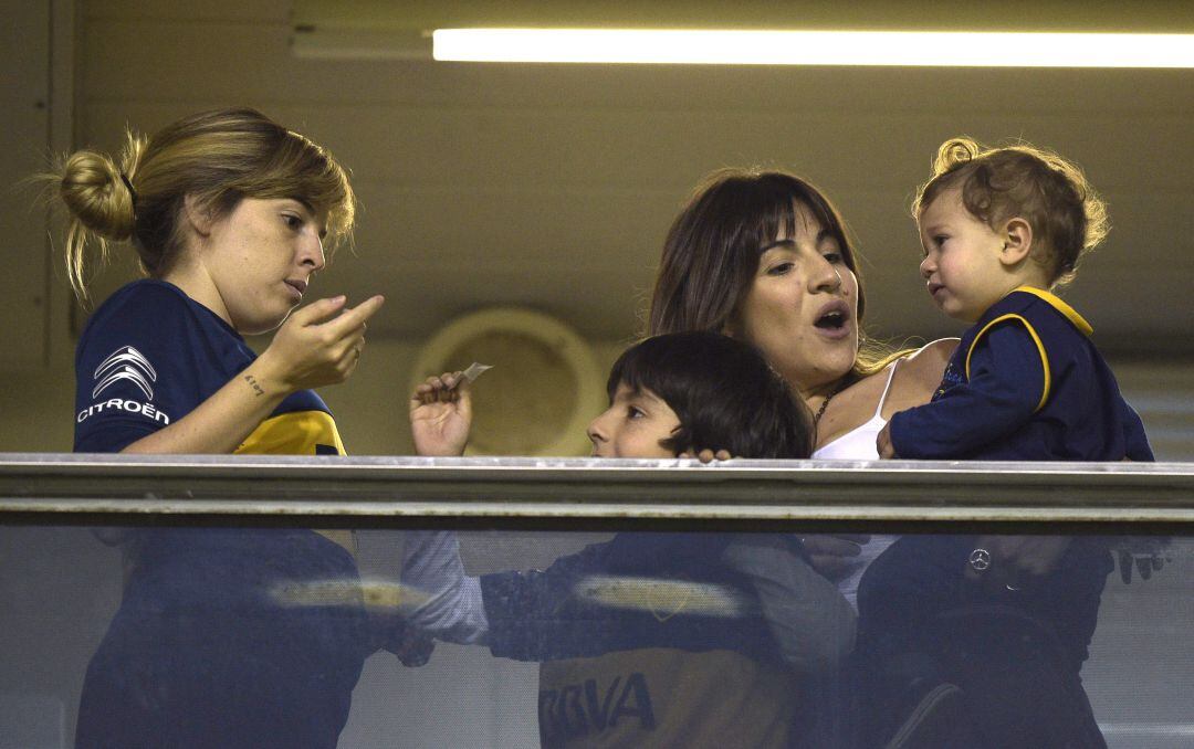 Hijas y nietos de Diego Armando Maradona en el palco de La Bombonera