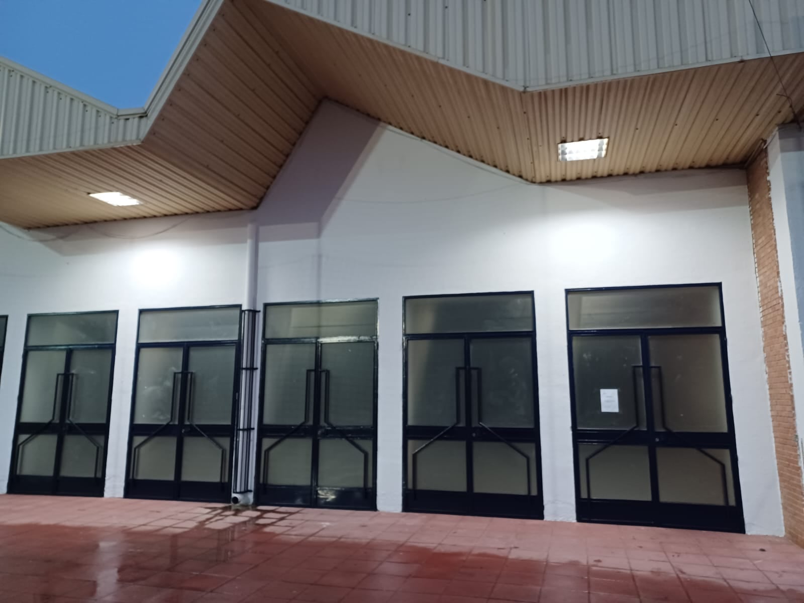 Puerta de acceso principal al Pabellón Julián Jiménez.