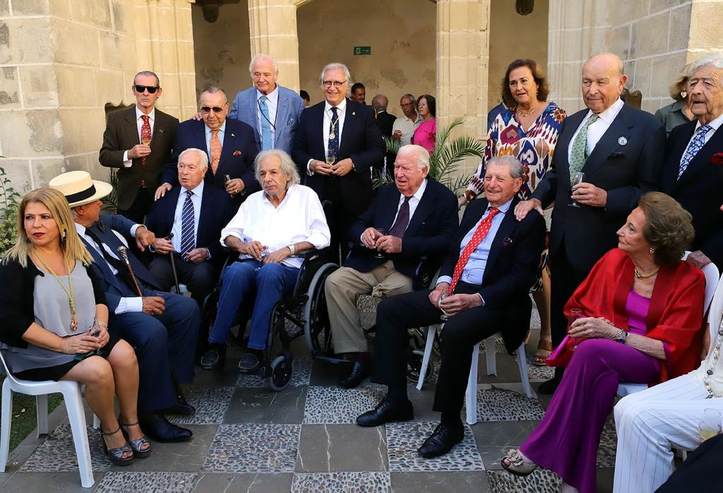Álvaro Domecq junto a Rafael de Paula y Curro Romero, entre otros, el día que fue nombrado Hijo Predilecto de Jerez