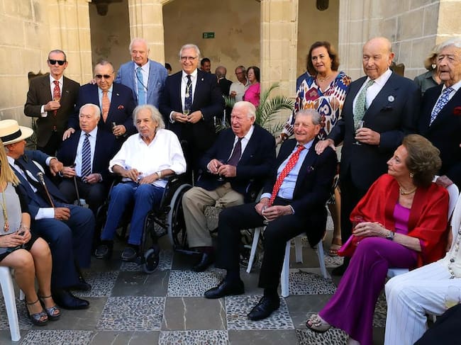 Álvaro Domecq junto a Rafael de Paula y Curro Romero, entre otros, el día que fue nombrado Hijo Predilecto de Jerez