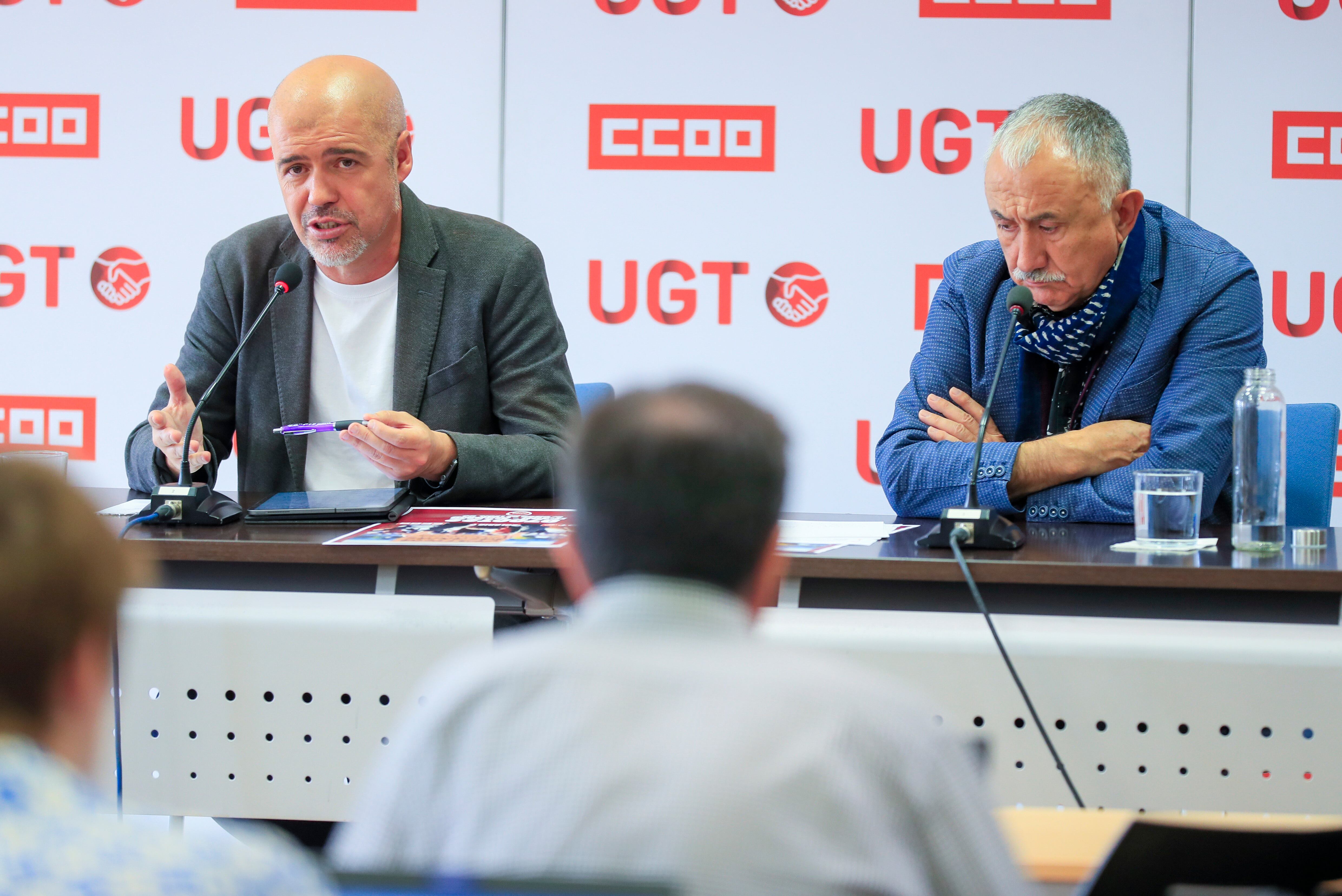 Los secretarios generales de CCOO y UGT, Unai Sordo (i) y Pepe Álvarez (d).