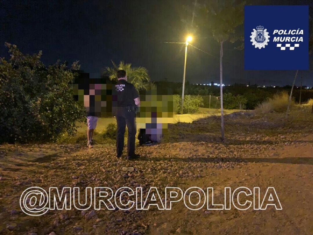 Una mujer de Los Ramos da a luz en la calle y de madrugada 