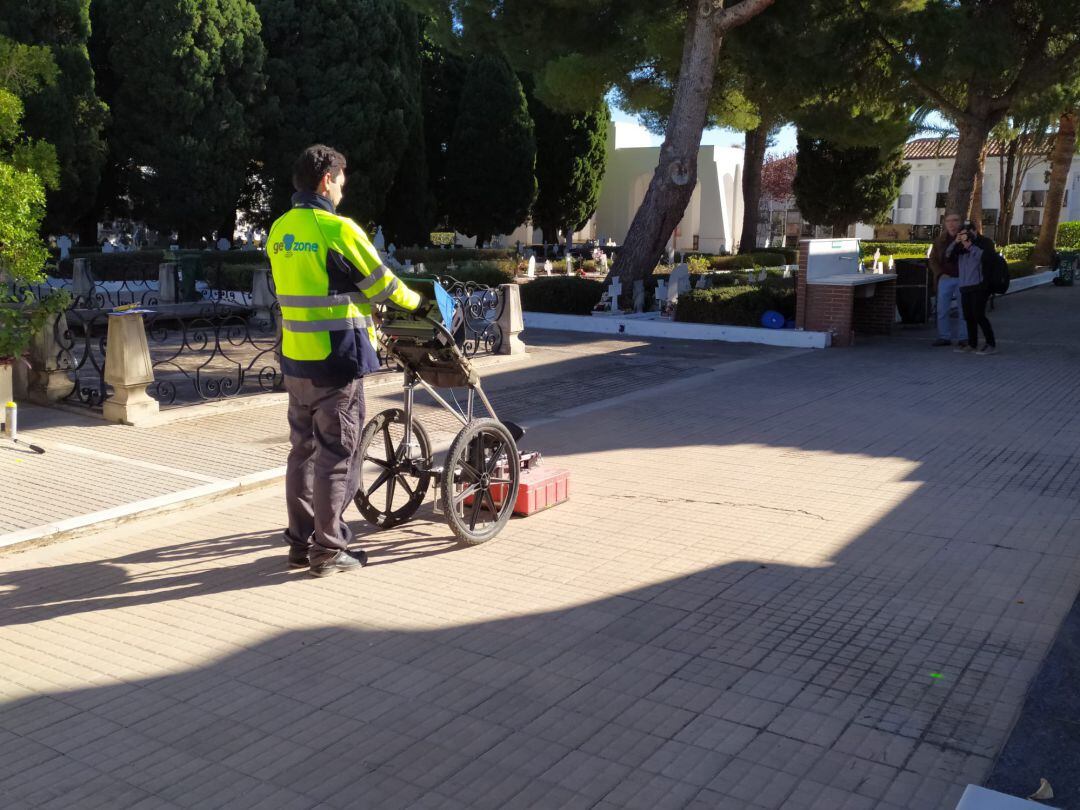 Georadar busca la fosa en el cementerio de Gandia 