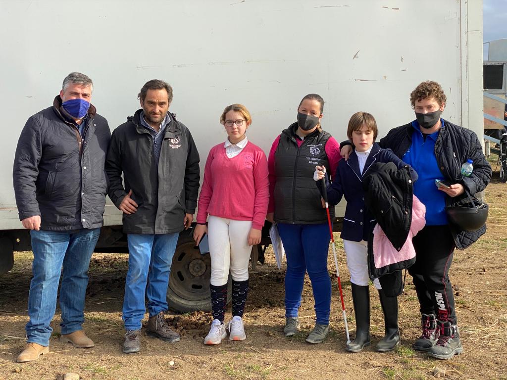 Familiares de Cristina junto a su entrenadora y compañeros