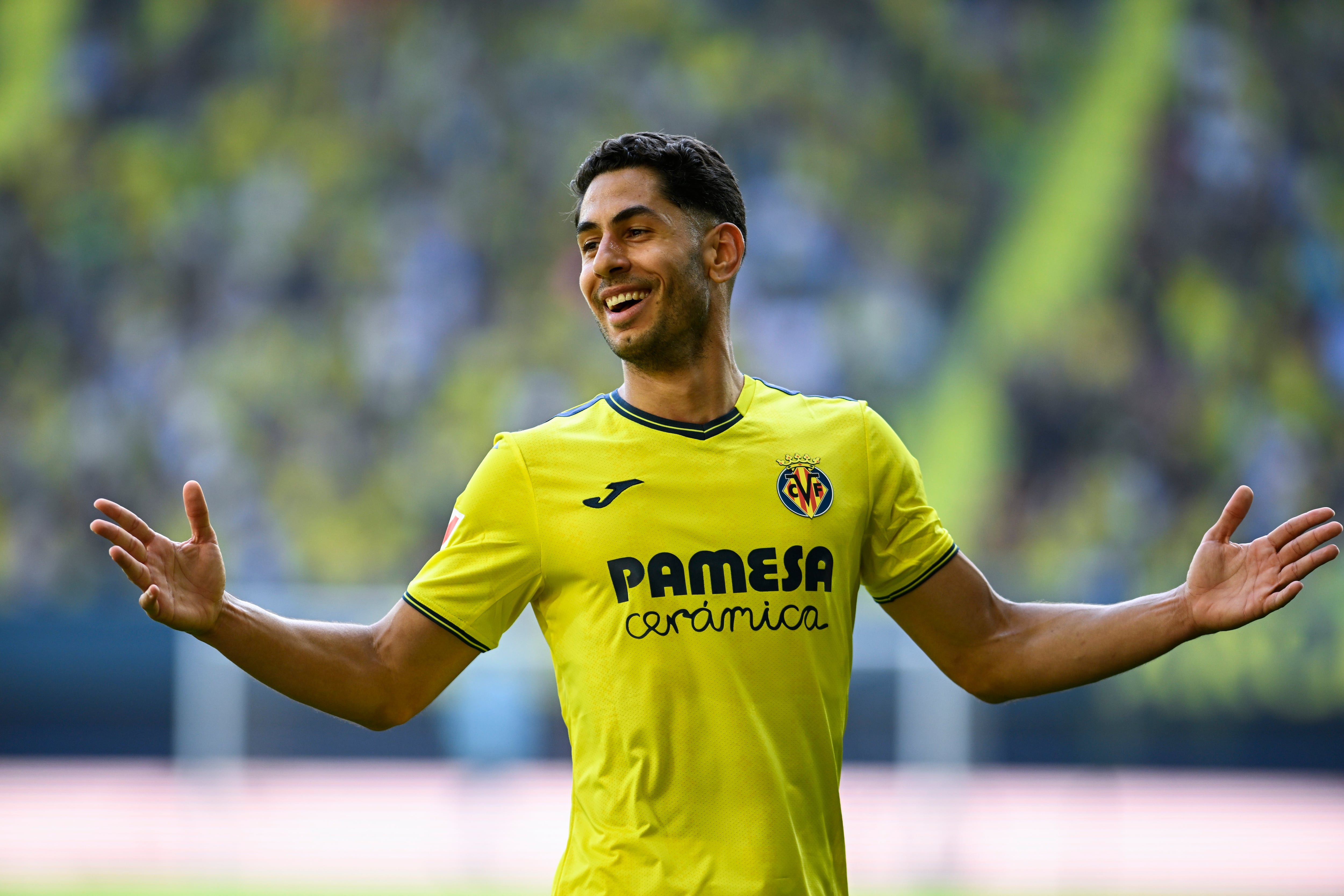 VILLARREAL (CASTELLÓN), 03/05/2025.- El delantero del Villarreal Ayoze Pérez celebra tras anotar un tanto este sábado durante el partido de la jornada 34 de LaLiga EA Sports, entre el Villarreal CF y el CA Osasuna, celebrado en el Estadi de la Ceràmica en Villarreal. EFE/ Andreu Esteban
