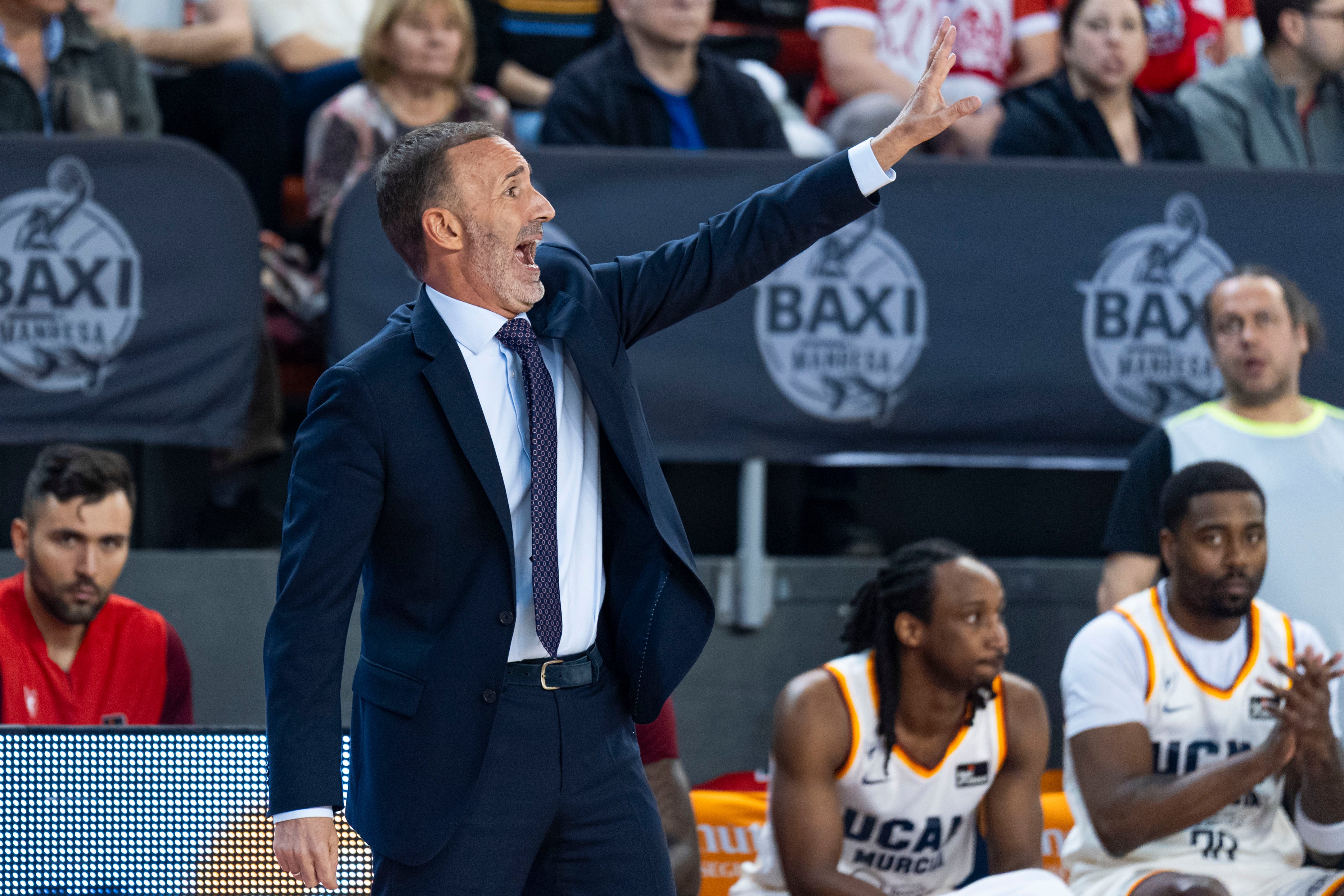 El entrenador del Ucam Murcia Sito Alonso durante el partido de la jornada 23 de la Liga Endesa entre el Baxi Manresa y el Ucam Murcia. EFE/Siu Wu