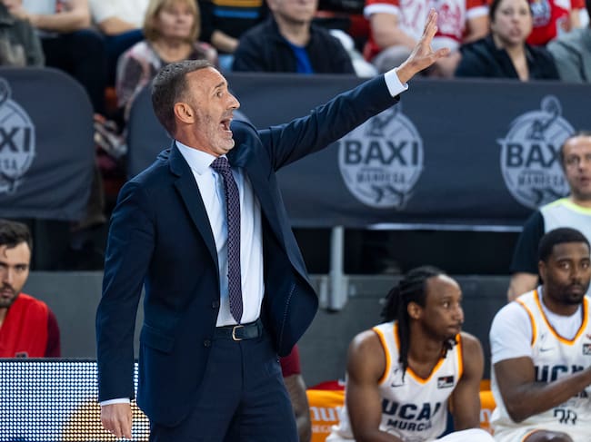 El entrenador del Ucam Murcia Sito Alonso durante el partido de la jornada 23 de la Liga Endesa entre el Baxi Manresa y el Ucam Murcia. EFE/Siu Wu