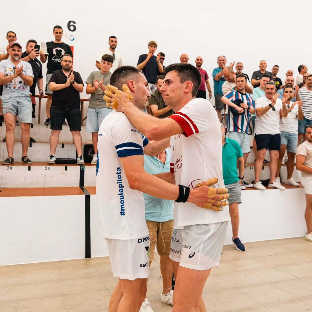 Tonet IV e Iván se saludan al finalizar la partida (Foto: Julio Cebolla)