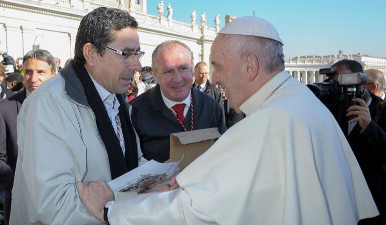 El Papa Francisco saluda al presidente de la Hermandad del Rocío de Villamanrique de la Condesa, Roque Espinar