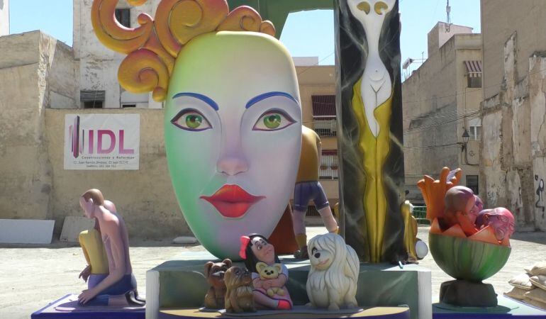 Sentimientos a las tradiciones ilicitanas, monumento mayor de las hogueras de El Raval
