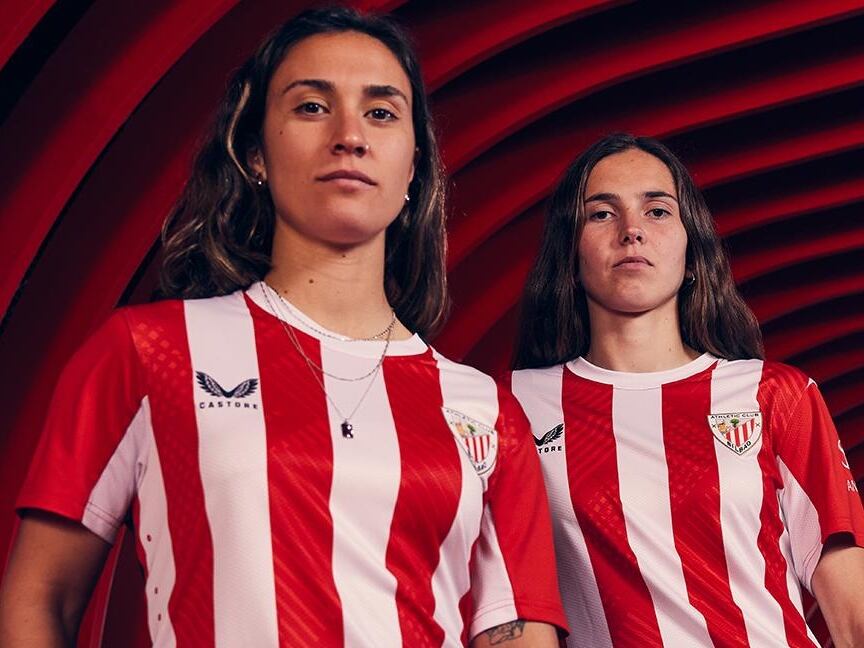 Nahikari García e Irene Oguiza posan con la camiseta del Athletic 2024/2025