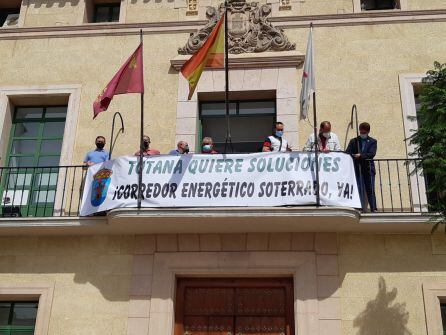 Vecinos de Totana se concentran pidiendo el soterramiento de las líneas eléctricas.