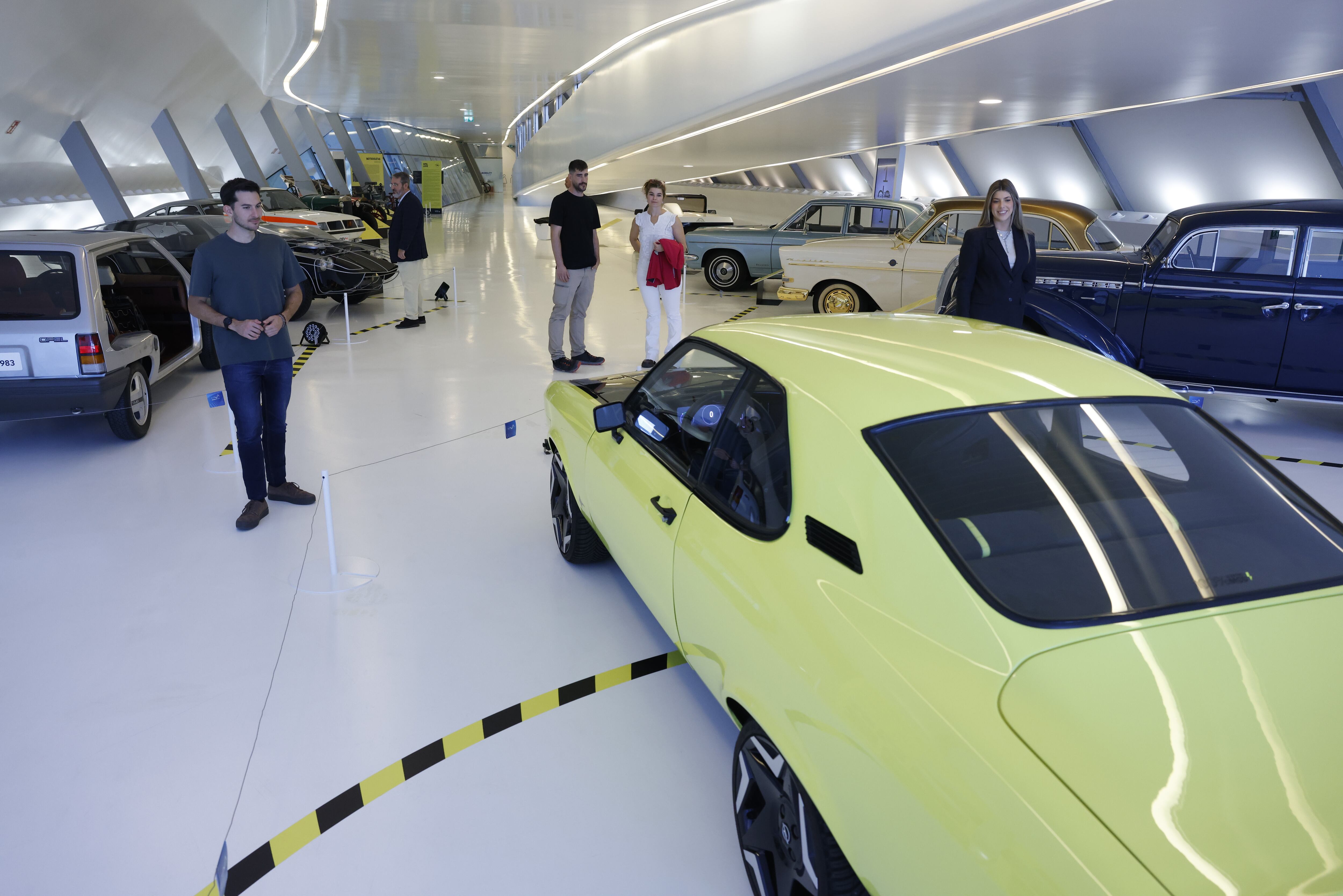 Inaugurada la exposición Opel Love en Mobility City