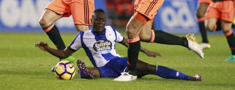 Marlos entre dos jugadores del Valencia.