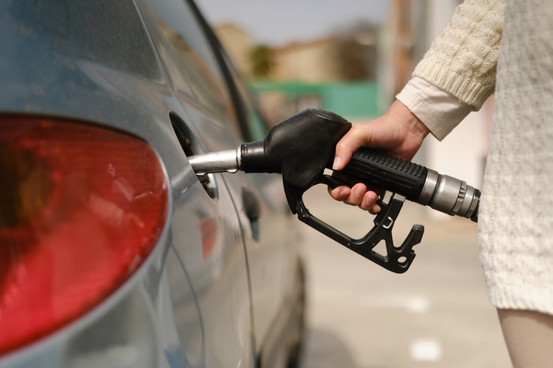 Una mujer echando gasolina en su coche. Recurso.