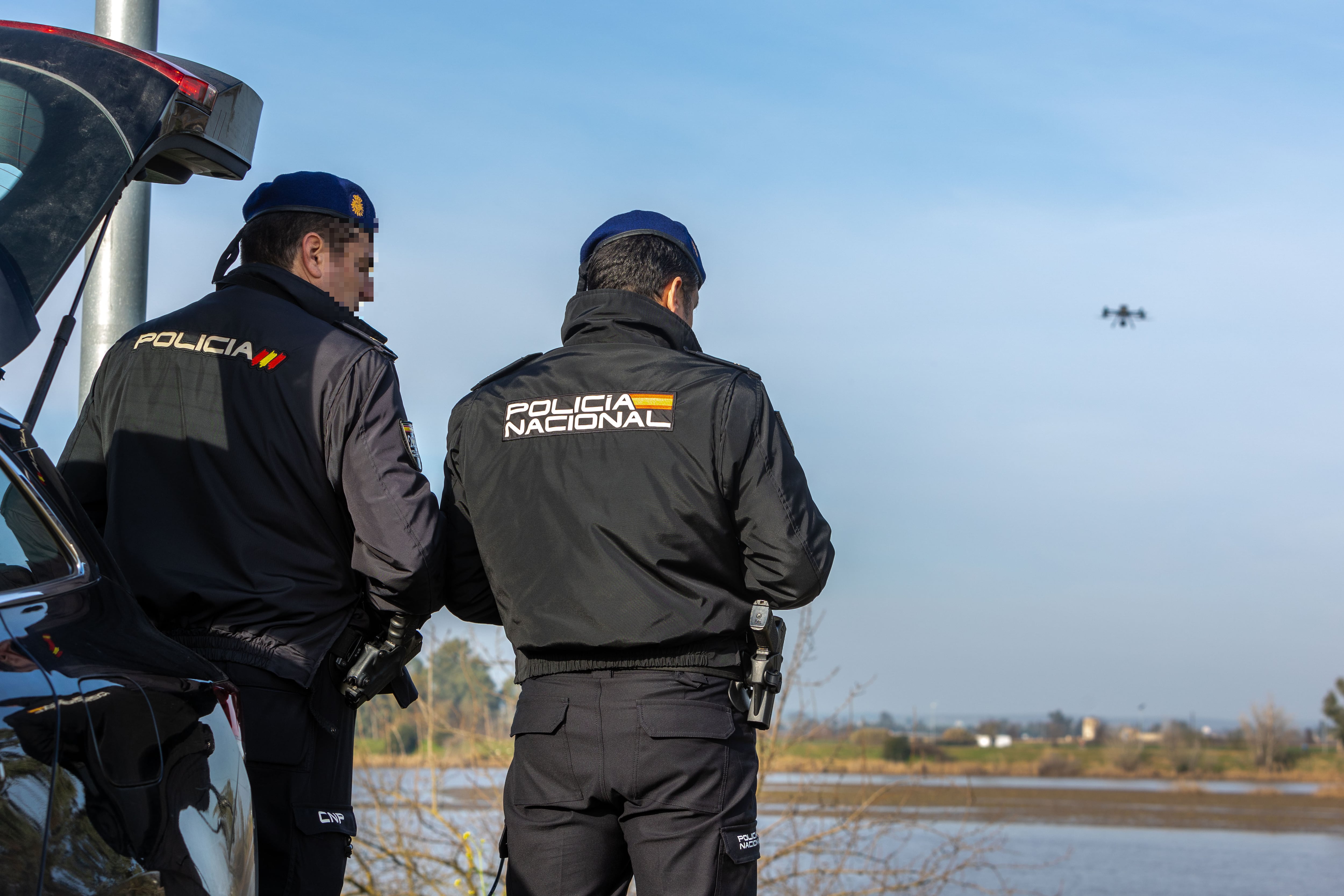 BADAJOZ, 31/01/2024.- Dos policías manejan un drone durante la búsqueda policial de Manoli Castillejo, la vecina de Badajoz de 67 años cuyo paradero se desconoce desde hace nueve días, aunque las tareas de búsqueda siguen centradas en el entorno del río Guadiana. EFE/ Jero Morales
