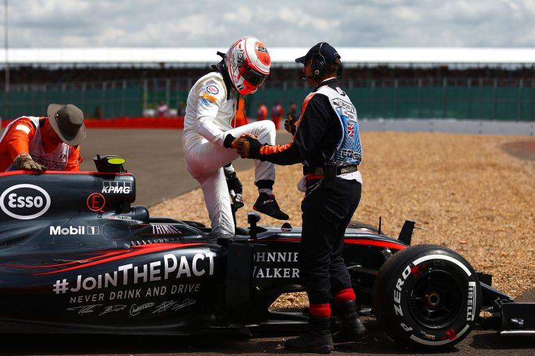 Jenson Button sufrió un choque con su compañero Fernando Alonso en la frenada de la primera curva