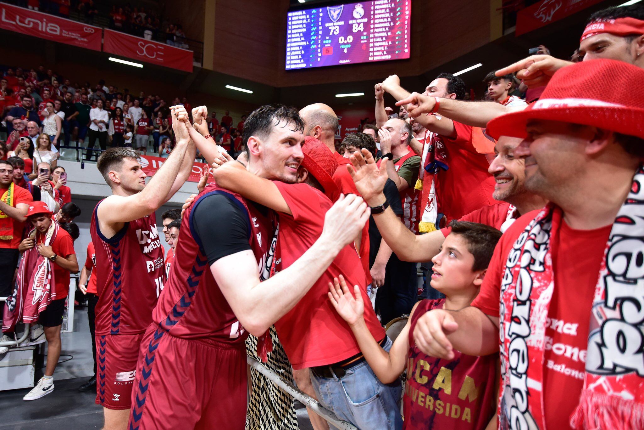 Parte de la plantilla del UCAM Murcia CB se abraza con la afición