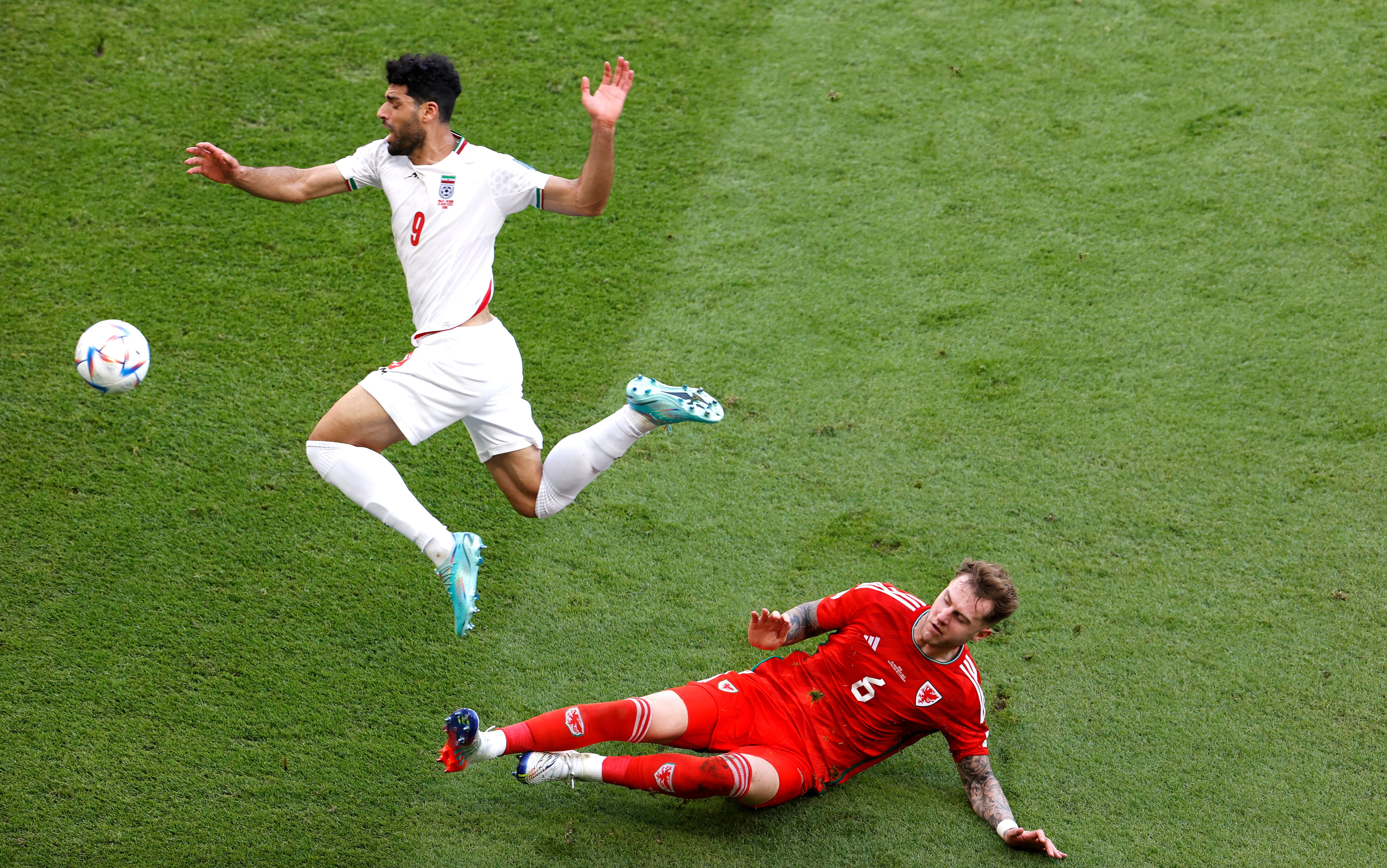 Mehdi Taremi durante una acción en el partido contra Gales