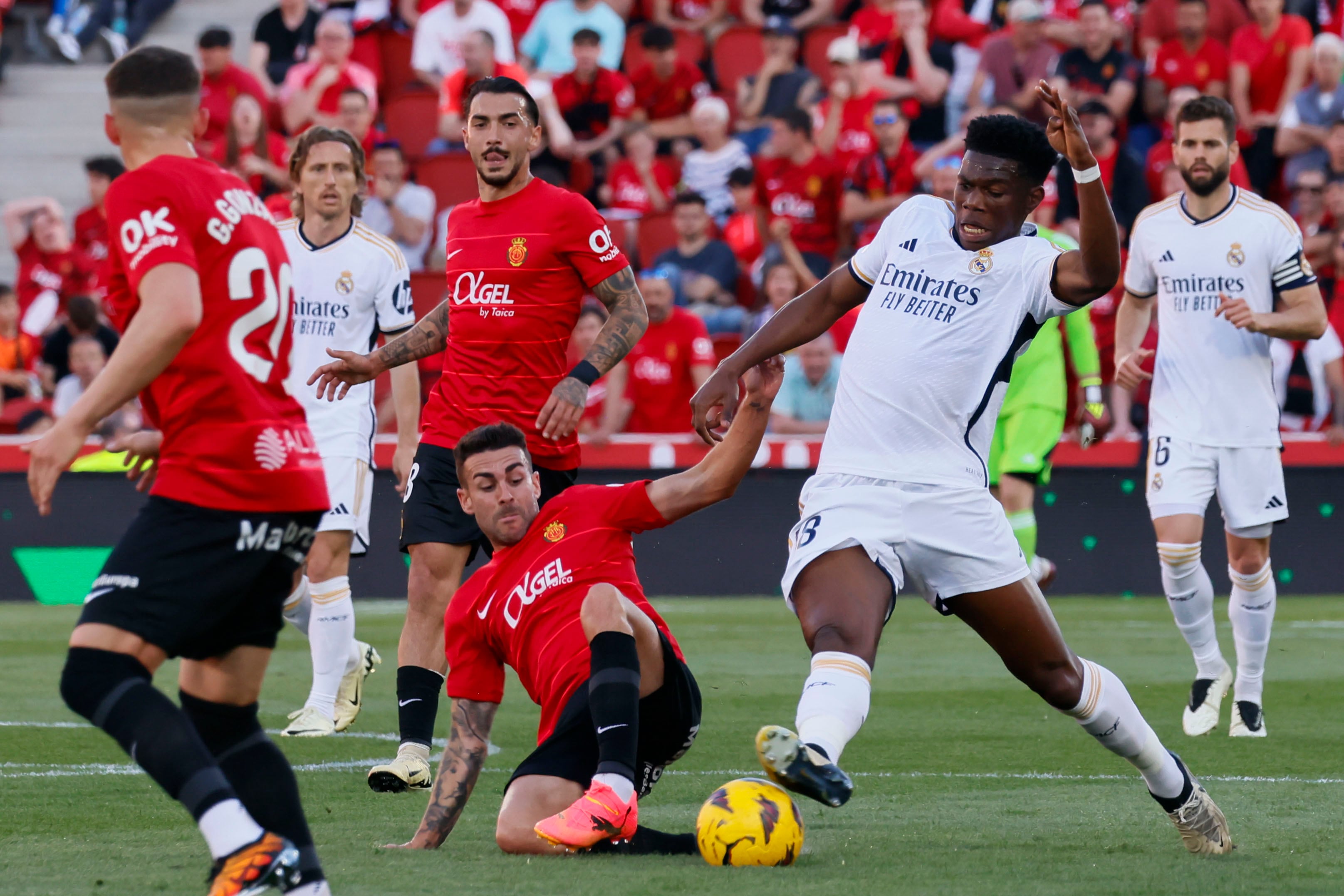 MALLORCA, 13/04/2024. El centrocampista francés del Real Madrid, Aurelien Tchouameni (d), disputa el balón ante el centrocampista del Mallorca, Dani Rodríguez, durante el encuentro correspondiente a la jornada 31 de primera división que disputan Mallorca y Real Madrid hoy sábado en el estadio de Son Moix, en la capital balear. EFE/CATI CLADERA.
