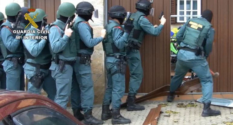 Imágenes ofrecidas por la Guardia Civil, durante la intervención de dicho cuerpo en esta operación.