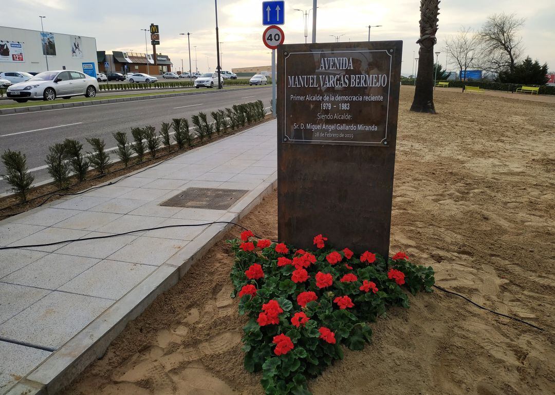 Placa que da nombre a la Avenida Manuel Vargas Bermejo