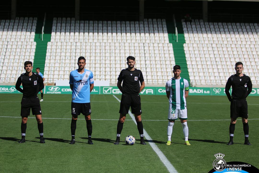 Carrasco junto al capitán del Córdoba.