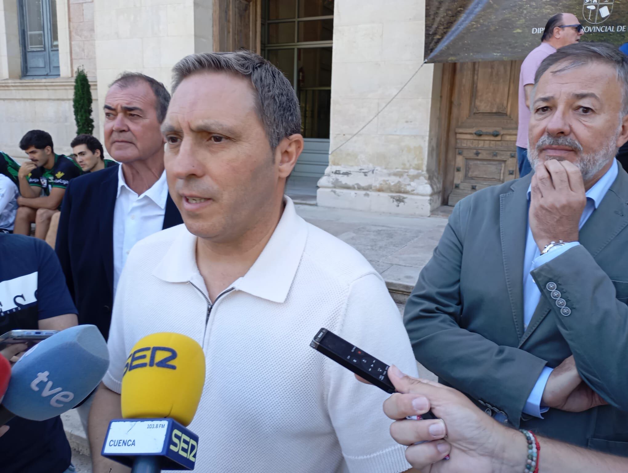 El presidente de la Diputación de Cuenca, Álvaro Martínez Chana, en el centro de la imagen