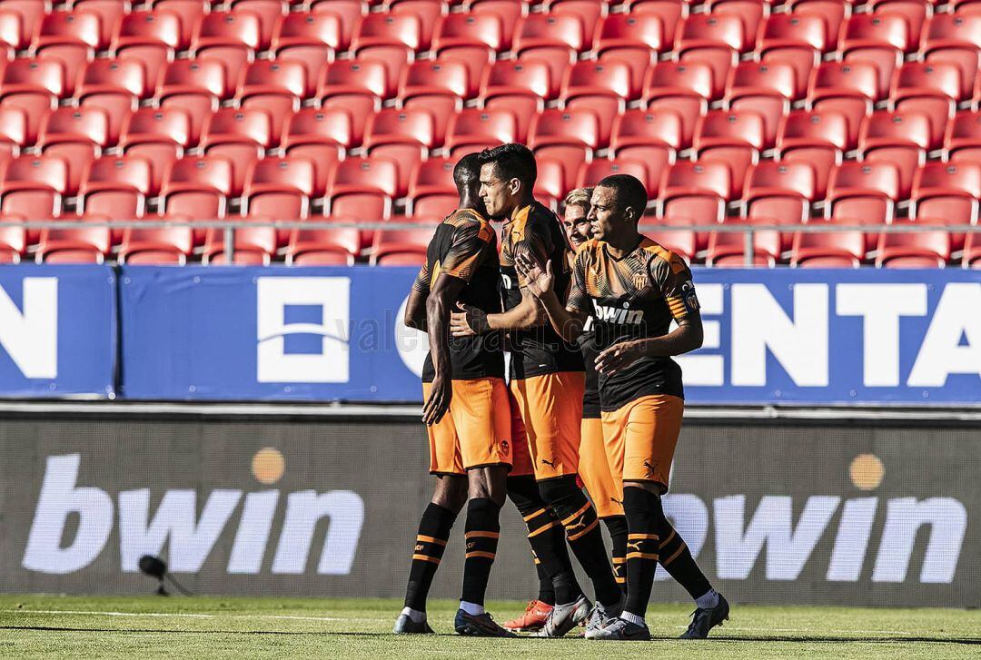 Maxi Gómez marca su primer gol con el Valencia