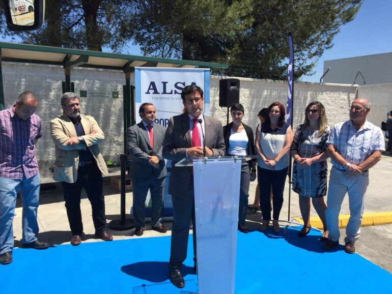 Presentación del nuevo servicio de autobuses entre Granada y el aeropuerto con la asistencia del alcalde, Paco Cuenca