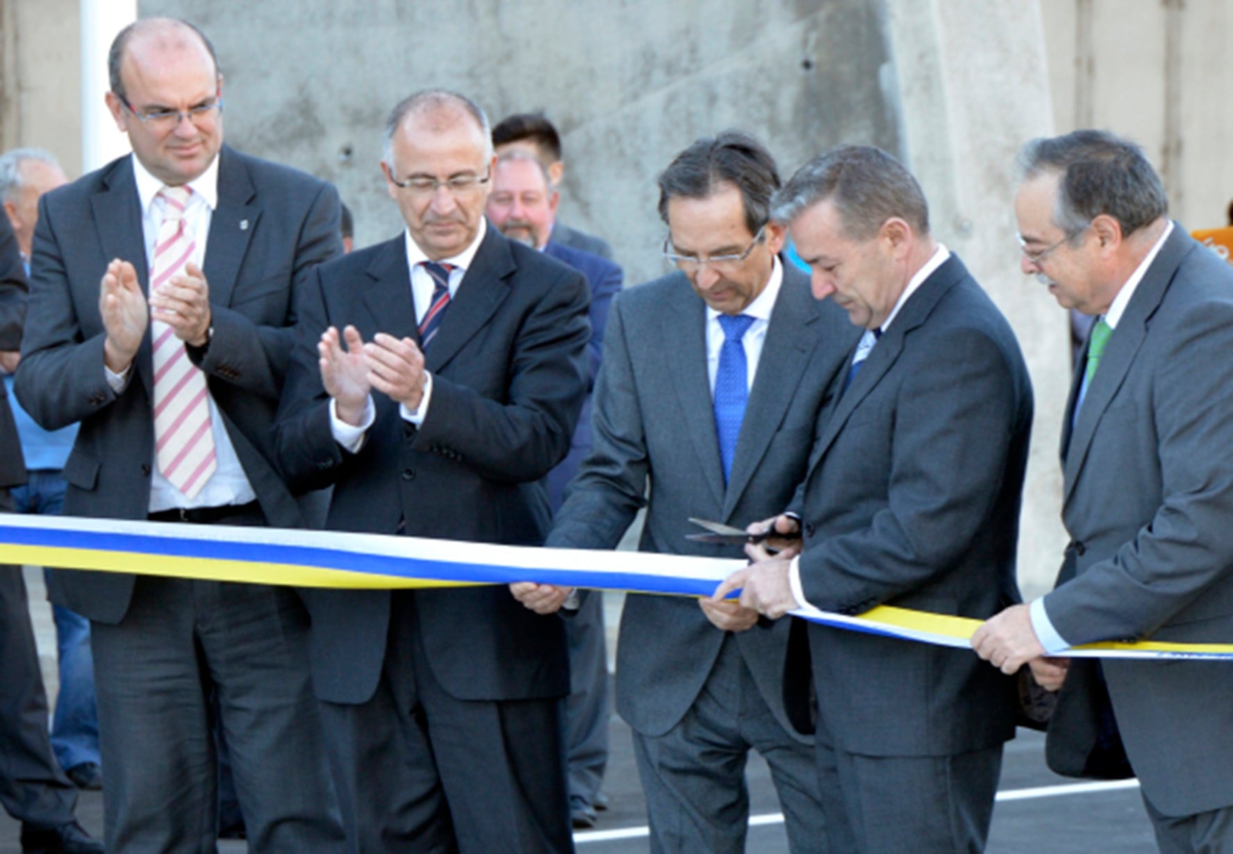 Tazacorte (La Palma), 12 feb. (EFE).- El presidente del Gobierno de Canarias, Paulino Rivero (centro) acompañado de las principales autoridades regionales e insulares, se dispone a cortar la cinta inaugural del nuevo puerto comercial ubicado en el municipio palmero de Tazacorte, y que ha sido financiado por el Ejecutivo Regional.