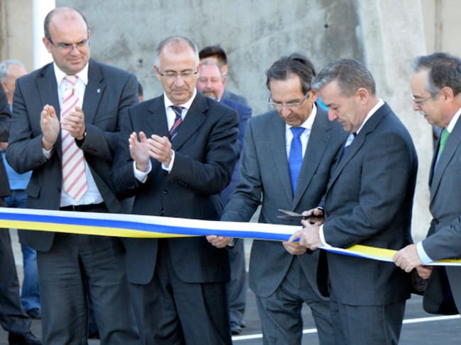 Tazacorte (La Palma), 12 feb. (EFE).- El presidente del Gobierno de Canarias, Paulino Rivero (centro) acompañado de las principales autoridades regionales e insulares, se dispone a cortar la cinta inaugural del nuevo puerto comercial ubicado en el municipio palmero de Tazacorte, y que ha sido financiado por el Ejecutivo Regional.