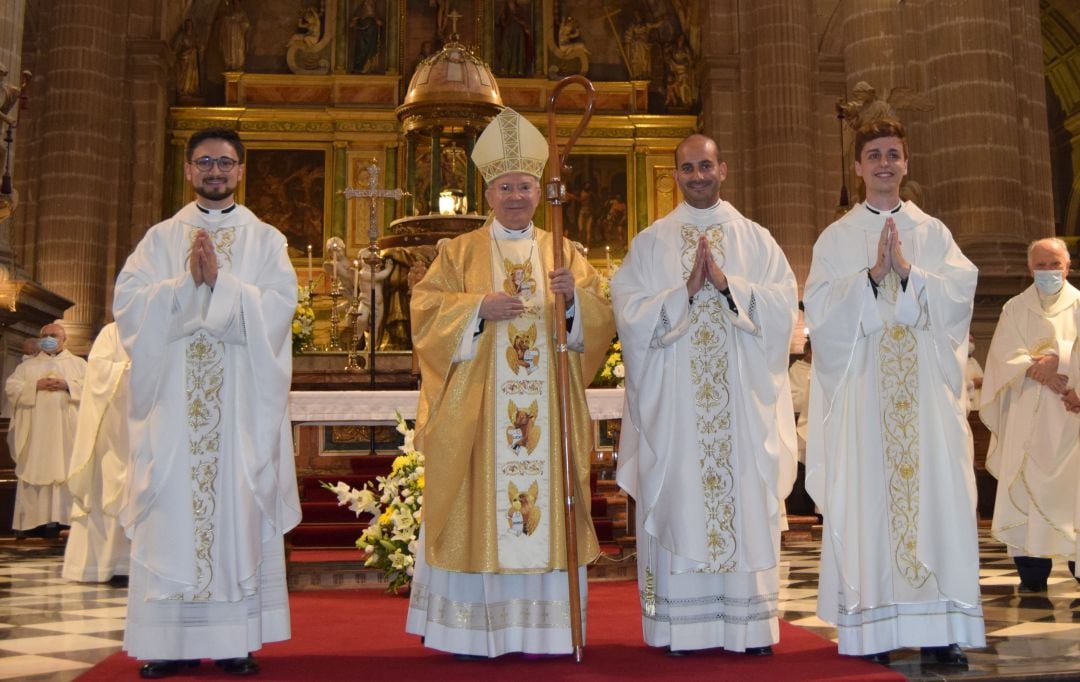 El Obispo de Jaén, Amadeo Rodríguez Magro, acompañado de los nuevos presbíteros.