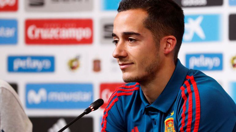 Lucas Vázquez atiende a la prensa durante la concentración en Krasnodar