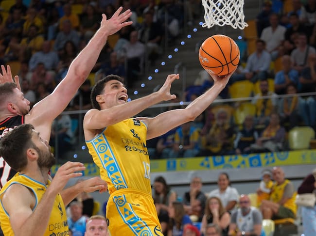 LAS PALMAS DE GRAN CANARIA, 25/04/2026.- El base del Gran Canaria Carlos Alocen (d) entra a canasta defendido por el lituano Martinas Geben (i), del Basquet Girona, durante el encuentro de la Liga Endesa entre Gran Canaria y Bàsquet Girona, este sábado en el Gran Canaria Arena de Las Palmas de Gran Canaria. EFE/ Ángel Medina G.