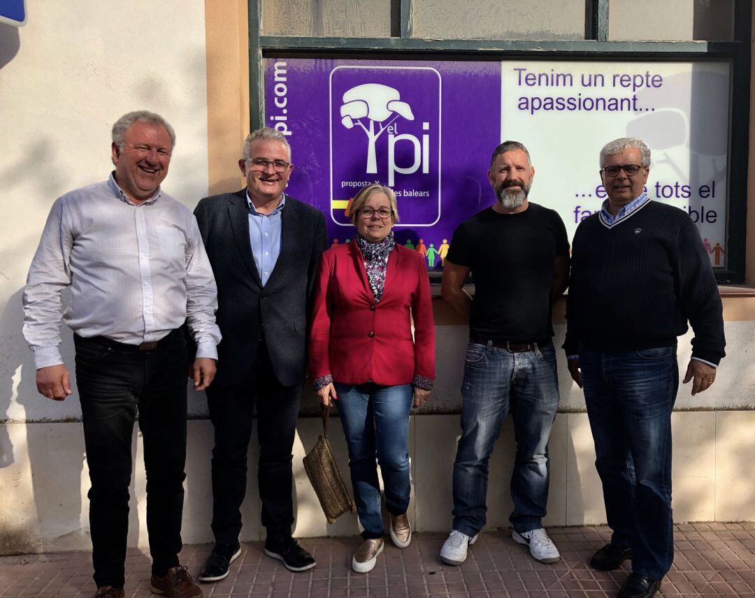 Pedro Massa, a la derecha, aspira a liderar la formación centrista en la isla.