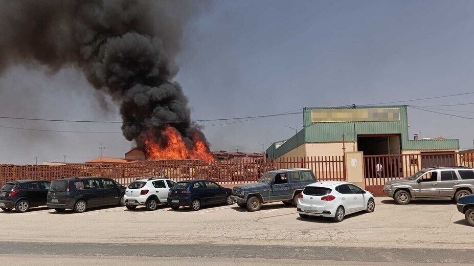 Incendio en una fábrica de Hontanaya (Cuenca). Fuente: 112 Castilla - La Mancha