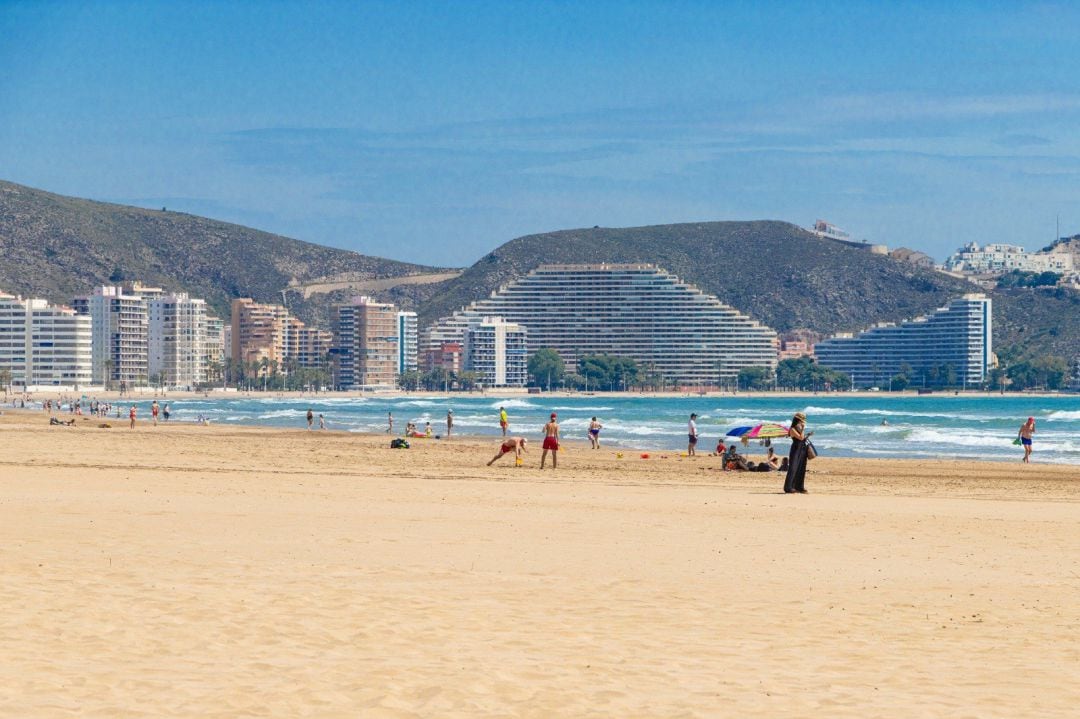 Playa de Cullera en su primer día de apertura para la fase 2 este lunes 
 