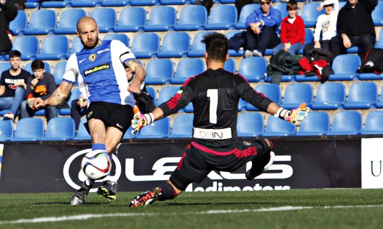 Chechu Flores, jugador del Hércules, salva la salida del portero de Valencia Mestalla