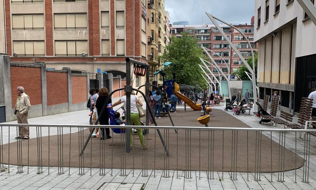 El parque de la Plaza Indautxu, en Bilbao, sobrepasado de aforo a mitad de mañana