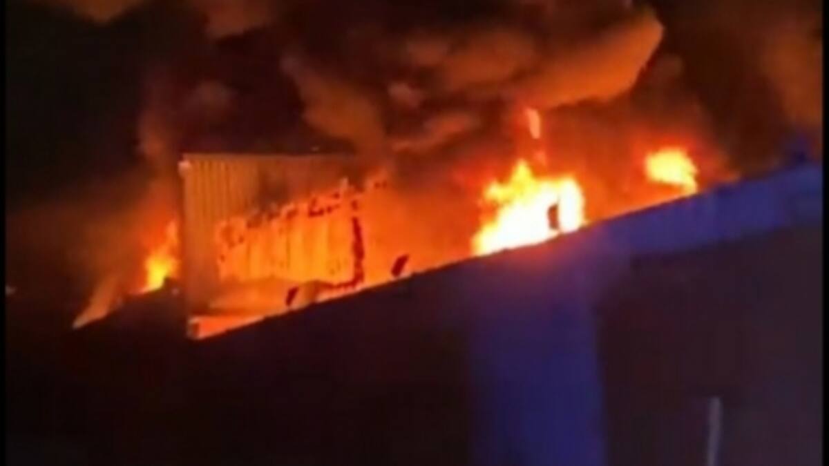 Un incendio arrasa una nave dedicada al desguace y a la chatarra en el polígono Campollano de Albacete