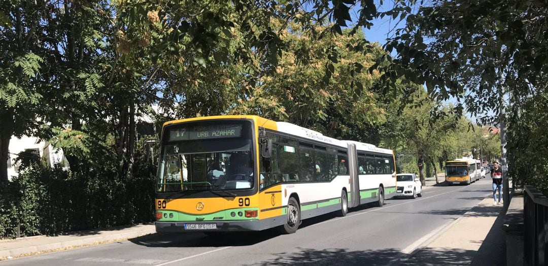 Autobús Castillo averiado en la Avenida de Antonio Pascual Acosta de la capital.