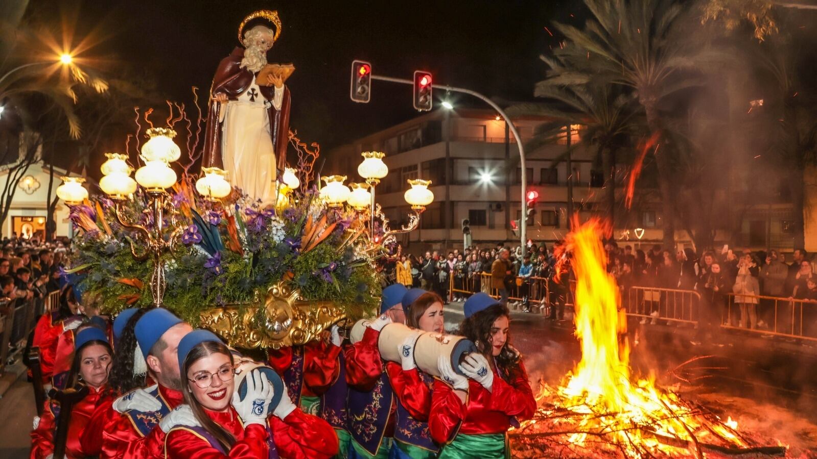 La Comparsa de Moros Realistas porta a San Antón alrededor de la hoguera