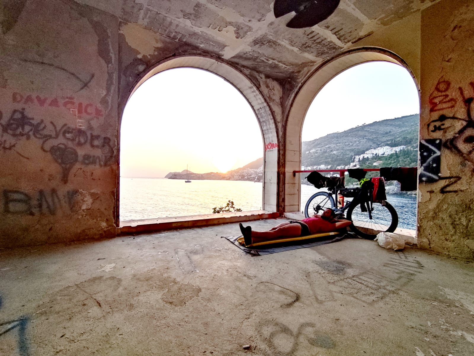 El descanso del ciclista con el mar al fondo