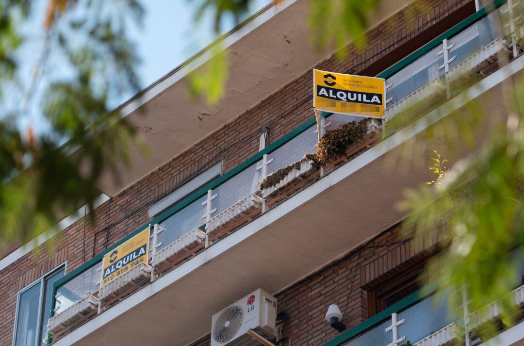 Cartel de alquiler en un edificio de la capital, en una imagen de archivo.