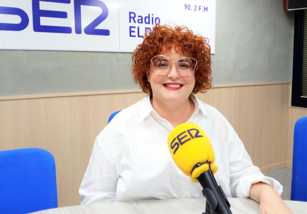 Nadia Pina en el estudio de Radio Elda SER