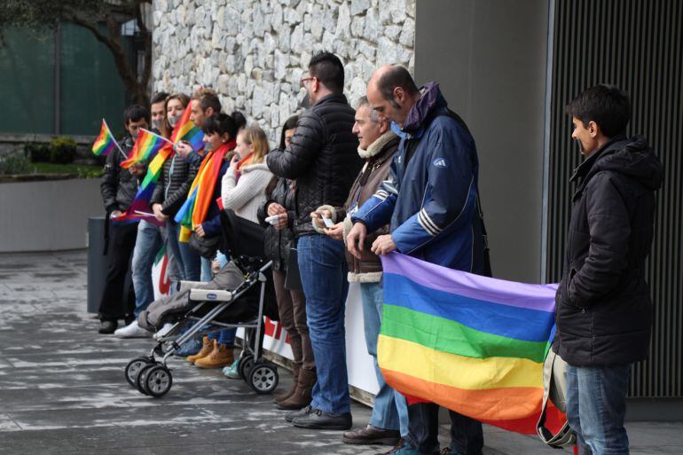 Membres de l'associació Som com Som a les portes del Consell General.