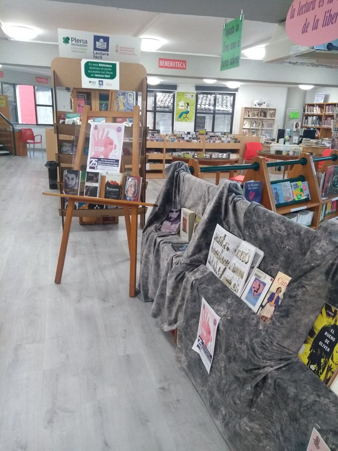 Interior de la biblioteca Miguel Hdez