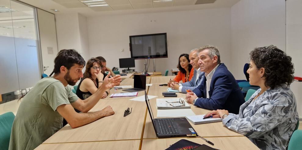 Reunión familiares de Caneto y representantes de Educación